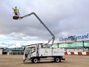 The e-Mini MY Lite delivered to Aéroport Clermont-Ferrand has a 40 kwh battery and can handle 8-12 deicings depending on rate of contamination/fluid needs and can drive 40-75 km on a single charge.